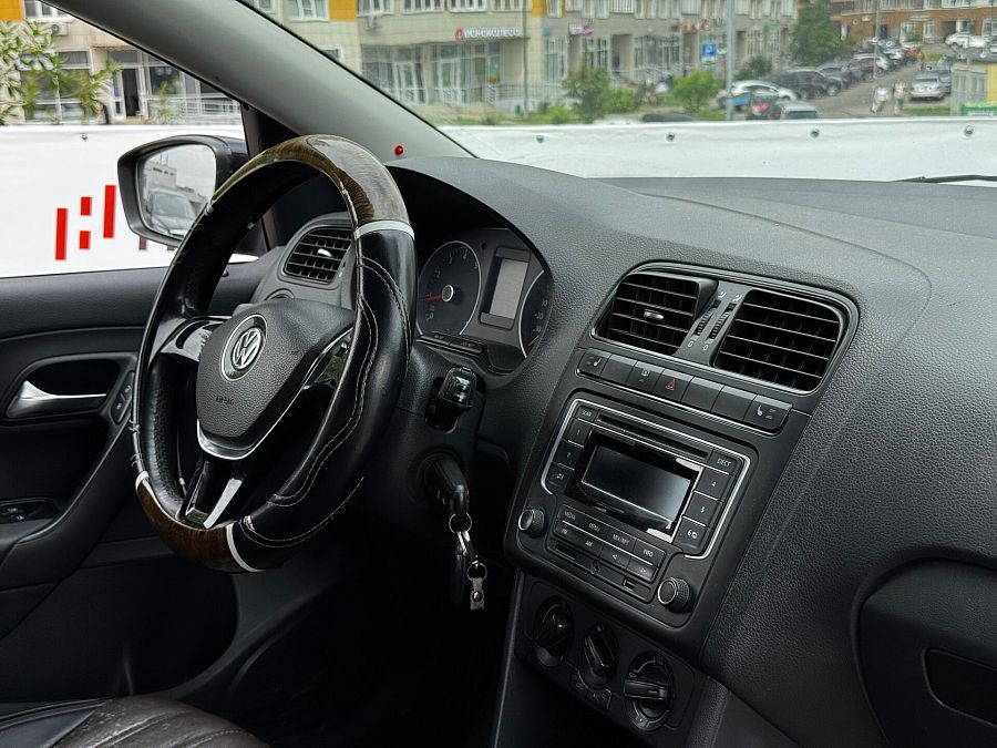 Volkswagen Polo 1.6 MT (105 л.с.), 2015
