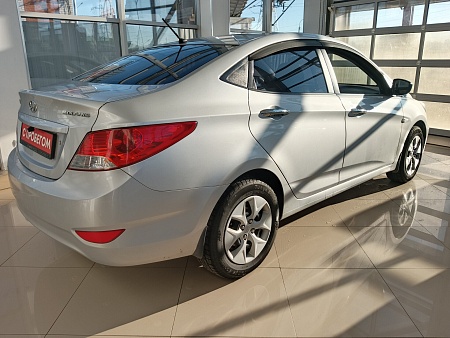 Hyundai Solaris 1.4 MT (107 л.с.), 2012