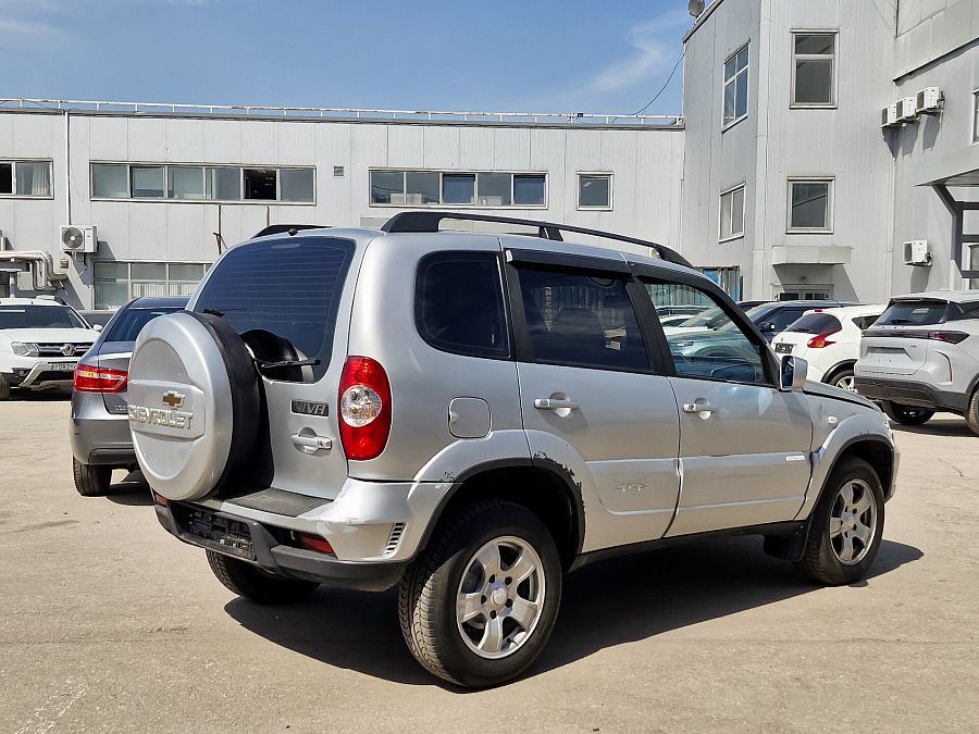 Chevrolet Niva 1.7 MT (80 л.с.) 4WD, 2011 Chevrolet Niva 1.7 MT (80 л.с.) 4WD, 2011