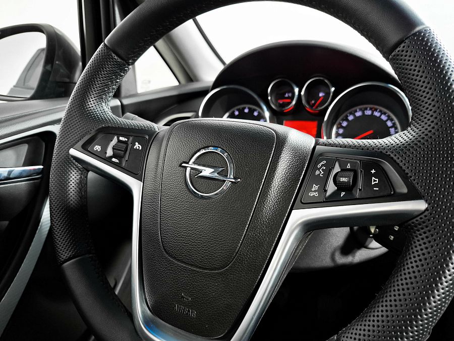 Opel Astra 1.6 MT (115 л.с.), 2012
