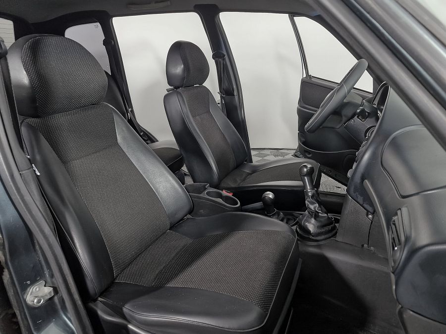 Chevrolet Niva 1.7 MT (80 л.с.) 4WD, 2011 Chevrolet Niva 1.7 MT (80 л.с.) 4WD, 2011