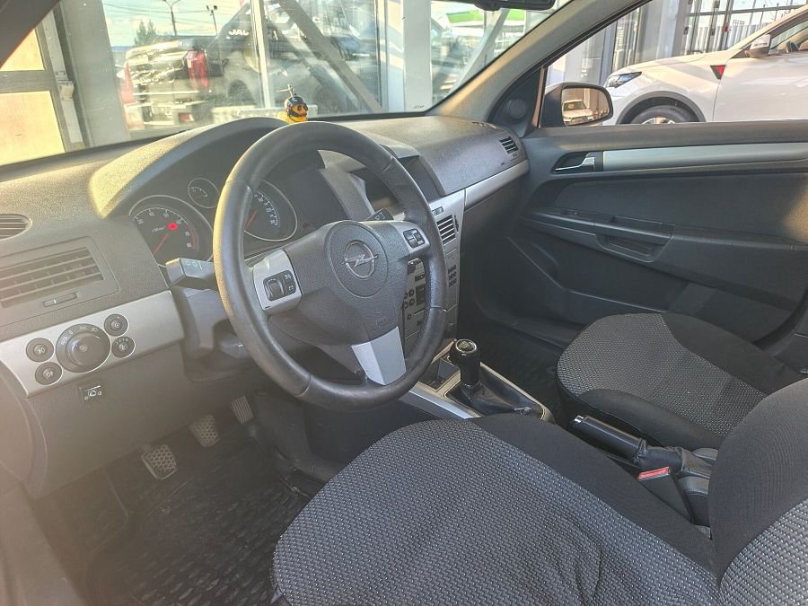 Opel Astra 1.6 MT (115 л.с.), 2011