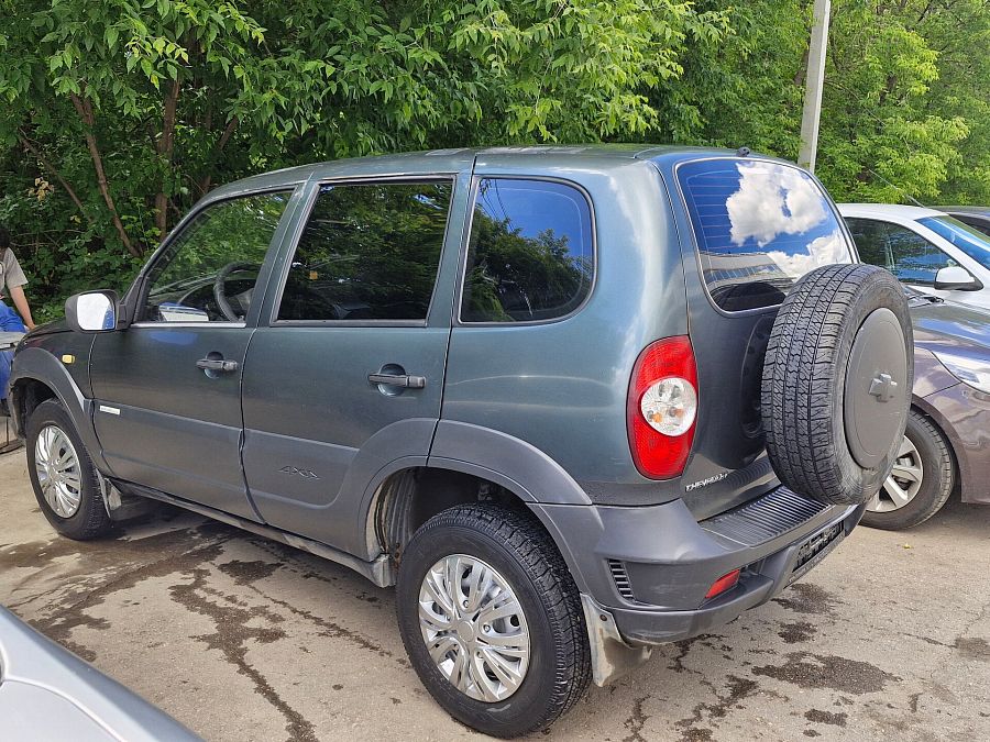 Chevrolet Niva 1.7 MT (80 л.с.) 4WD, 2011