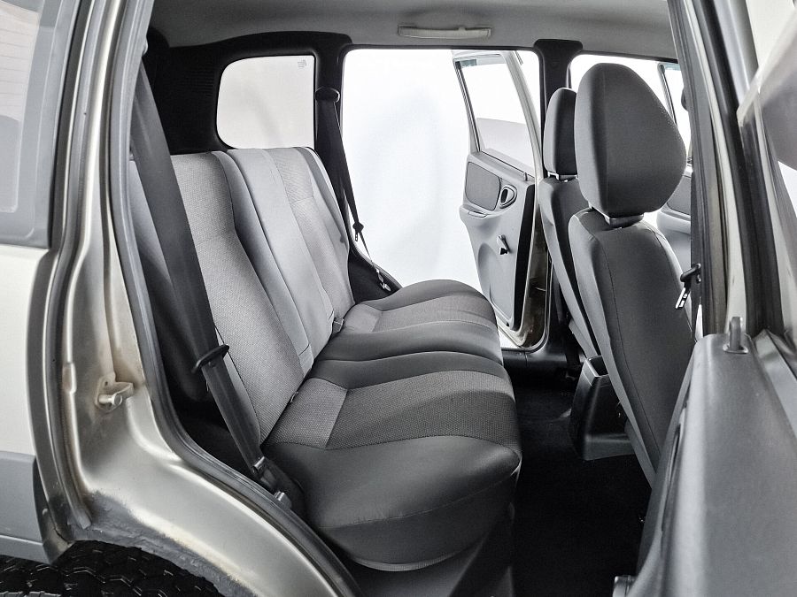 Chevrolet Niva 1.7 MT (80 л.с.) 4WD, 2011