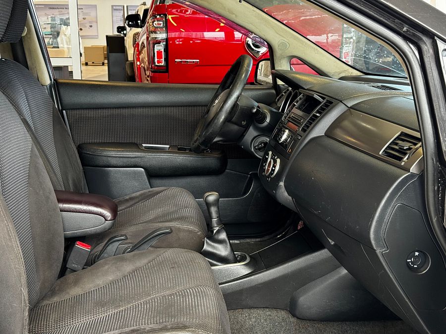 Nissan Tiida 1.6 MT (110 л.с.), 2010 Nissan Tiida 1.6 MT (110 л.с.), 2010