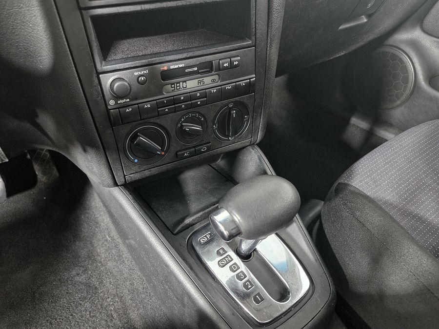 Volkswagen Golf 1.6 AT (102 л.с.), 2002
